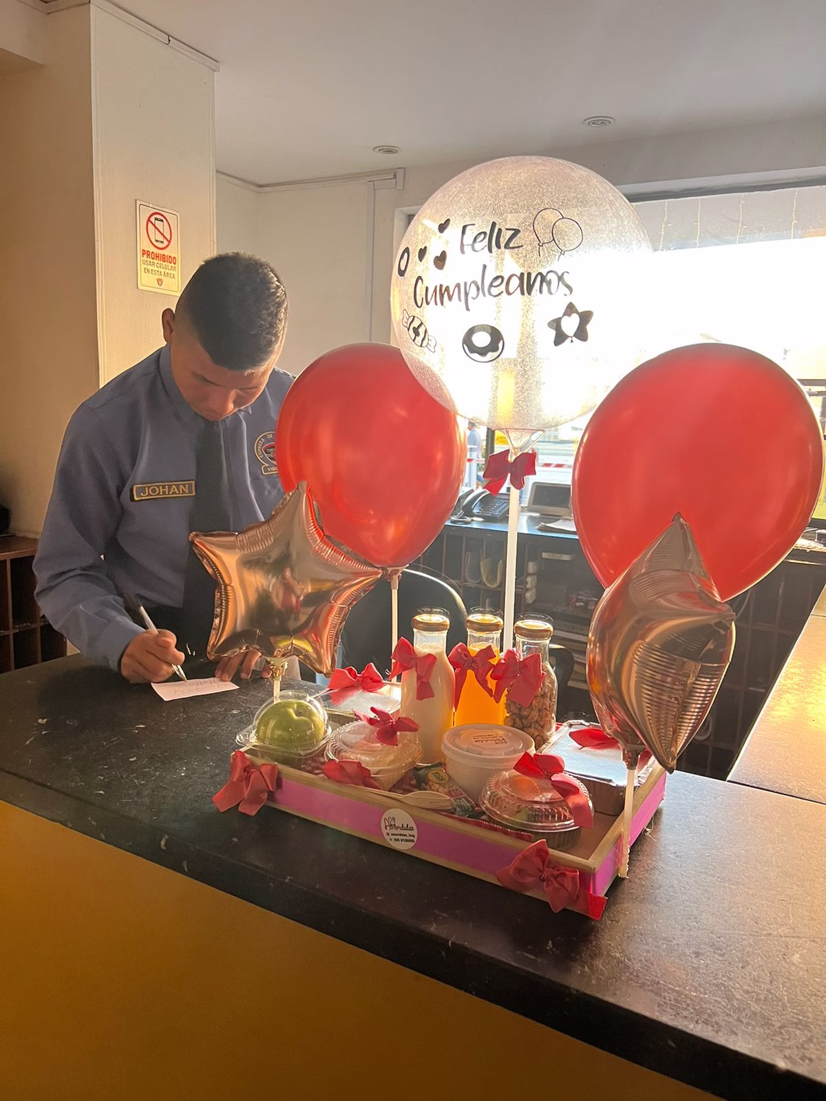 Desayuno sorpresa saludable en mesa de madera con globos y detalles en Bogotá - Amordidas