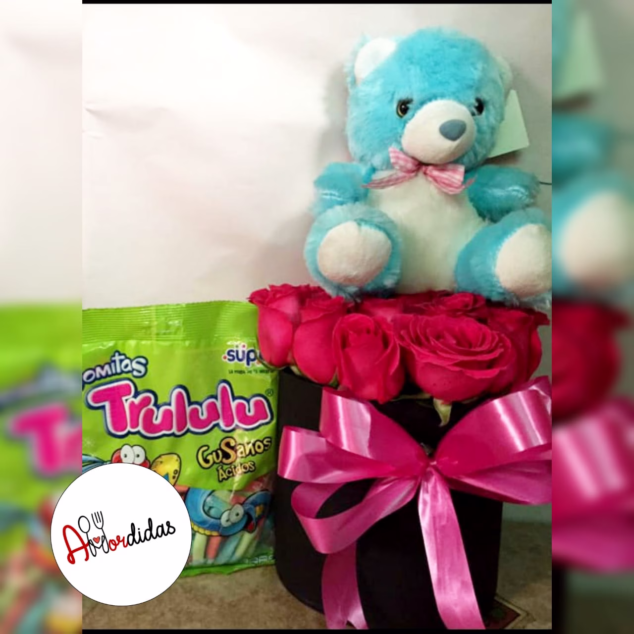 Tambor de rosas rojas y blancas con lazo negro, arreglo floral a domicilio en Bogotá. - Amordidas