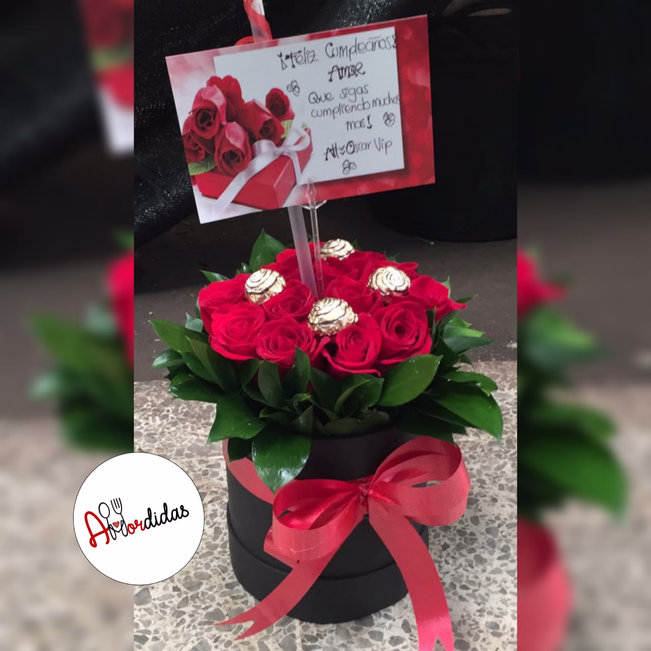 Tambor de rosas rojas y blancas con lazo negro, arreglo floral a domicilio en Bogotá. - Amordidas