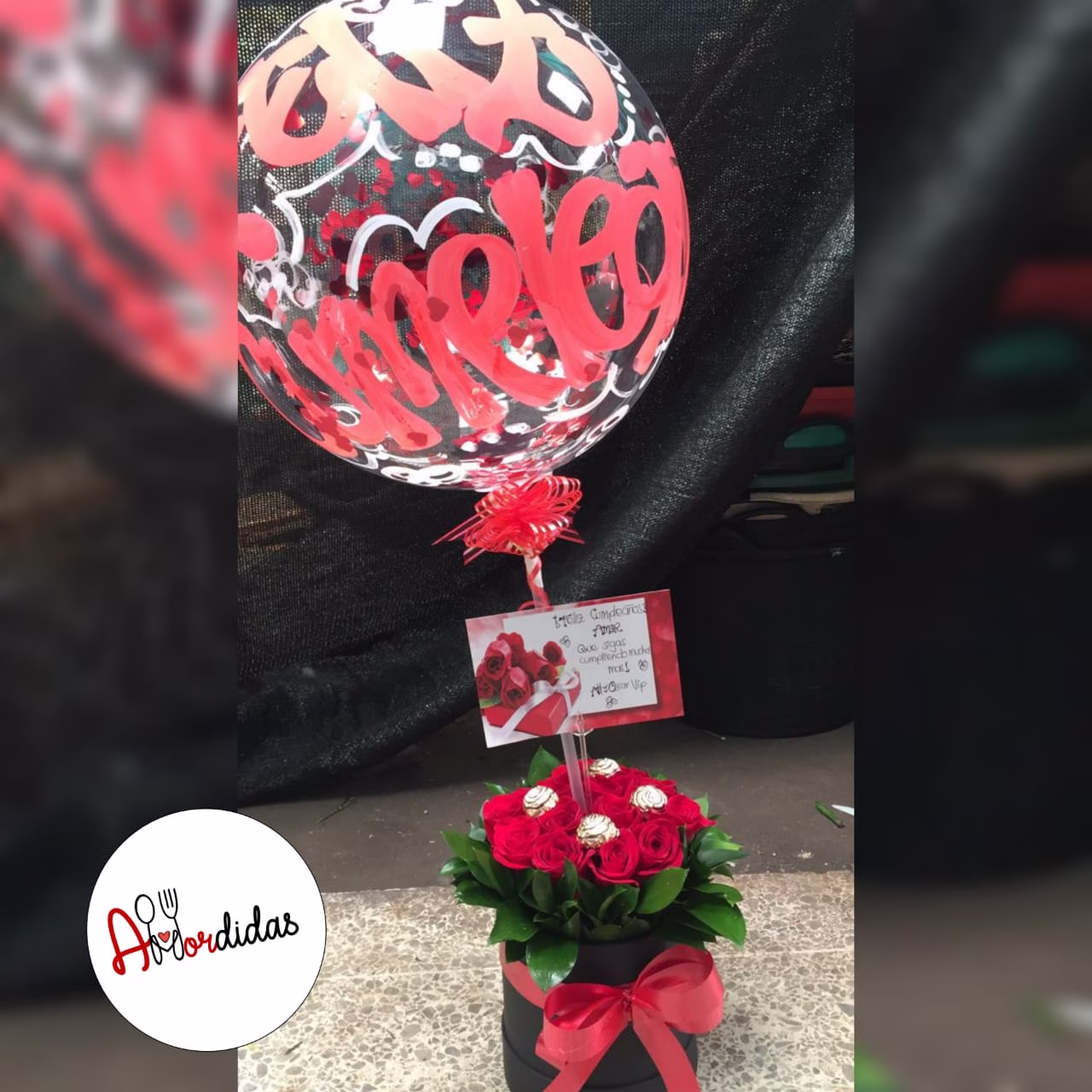Tambor de rosas rojas y blancas con lazo negro, arreglo floral a domicilio en Bogotá. - Amordidas