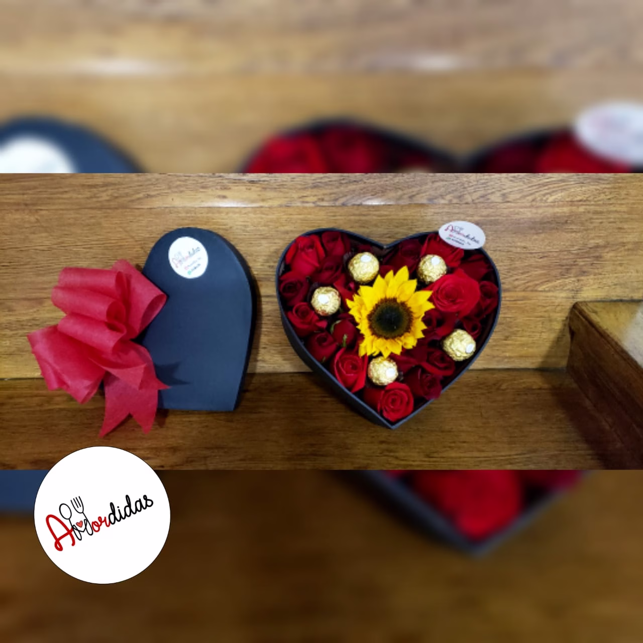 Arreglo floral en caja de corazón con 24 rosas y 9 Ferreros Rocher, entrega a domicilio en Bogotá. - Amordidas