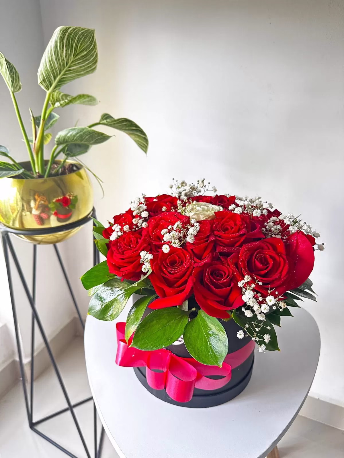 Tambor de rosas rojas y blancas con lazo negro, arreglo floral a domicilio en Bogotá. - Amordidas