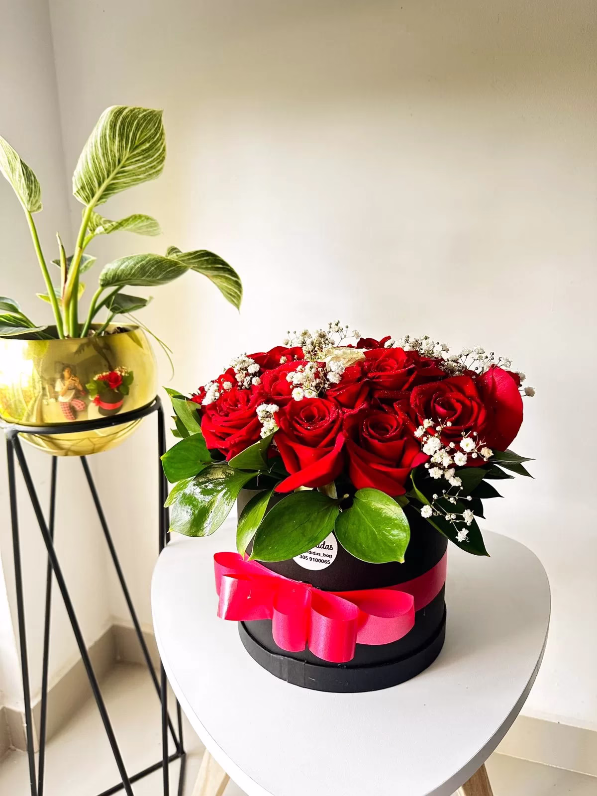 Tambor de rosas rojas y blancas con lazo negro, arreglo floral a domicilio en Bogotá.