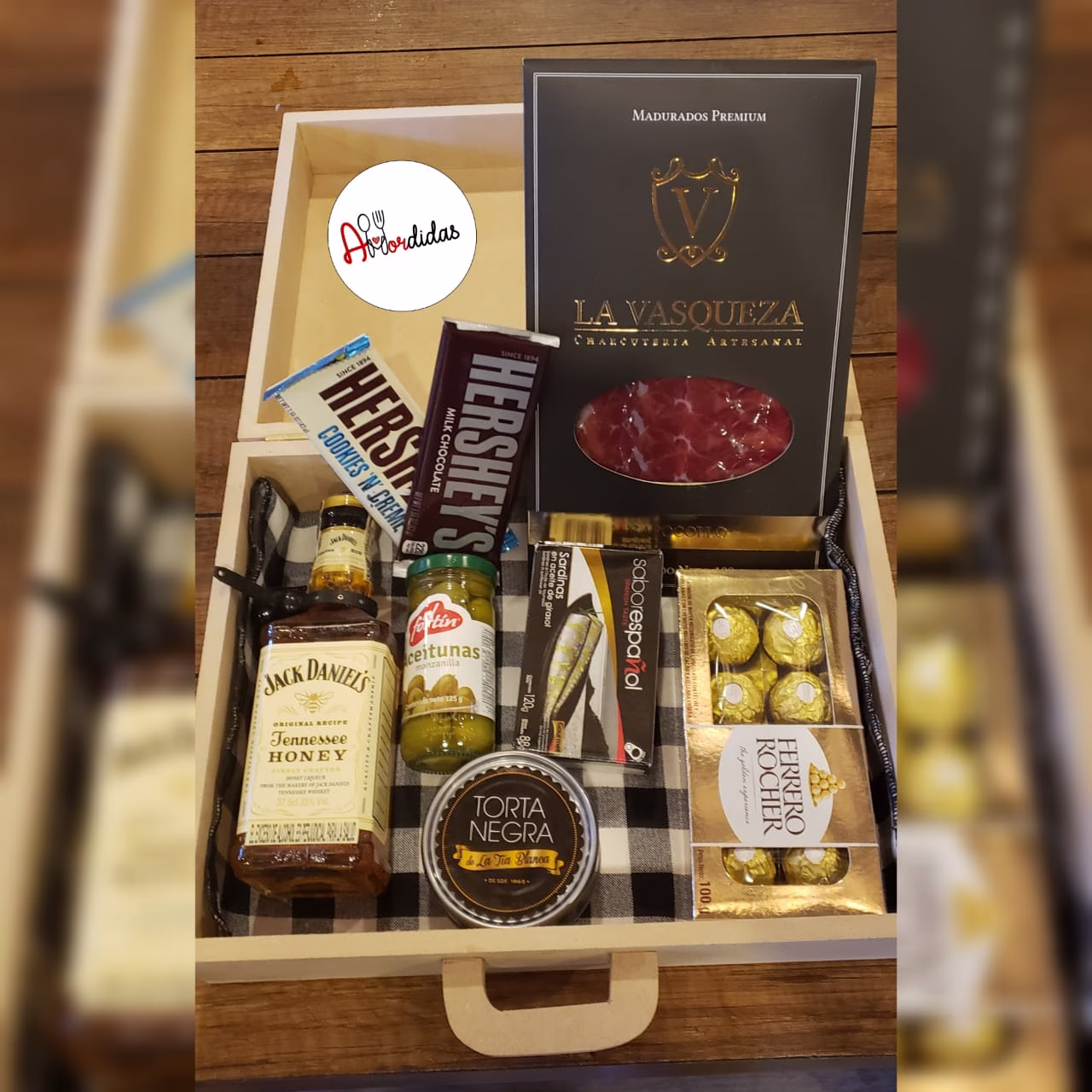 Ancheta Maletín Jack Daniel's con whisky, Ferrero Rocher y detalles a domicilio en Bogotá. - Amordidas
