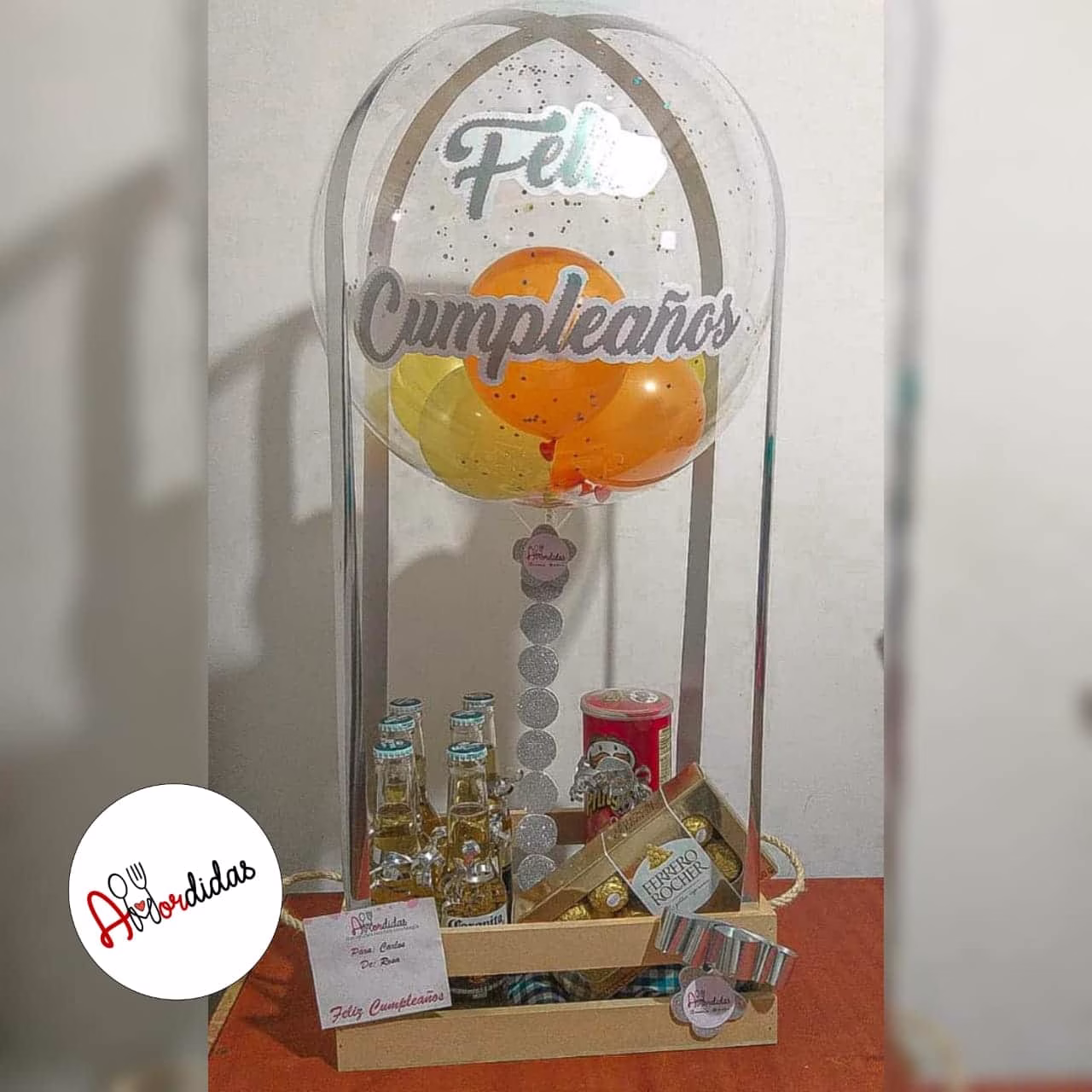 Ancheta de cumpleaños en Bogotá con globo aerostático, cervezas Coronitas y Ferrero Rocher. - Amordidas