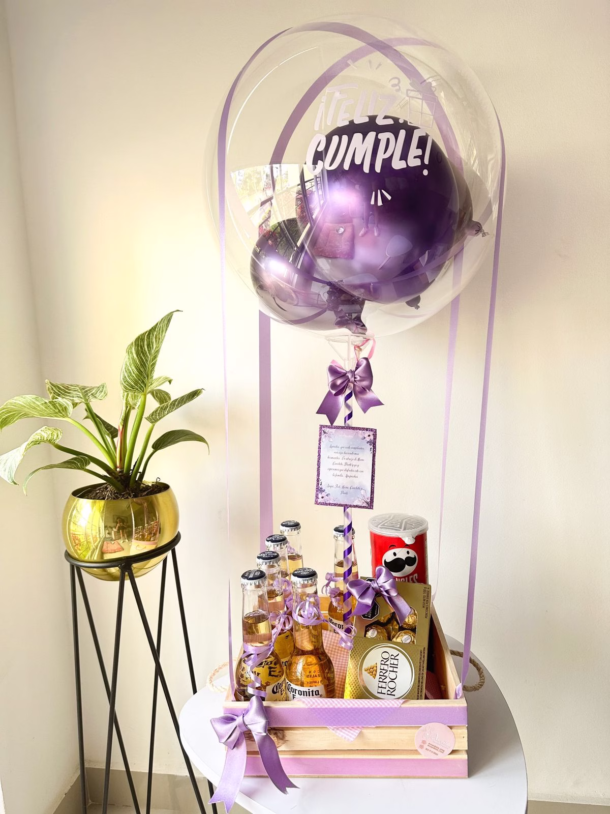 Ancheta de cumpleaños en Bogotá con globo aerostático, cervezas Coronitas y Ferrero Rocher.