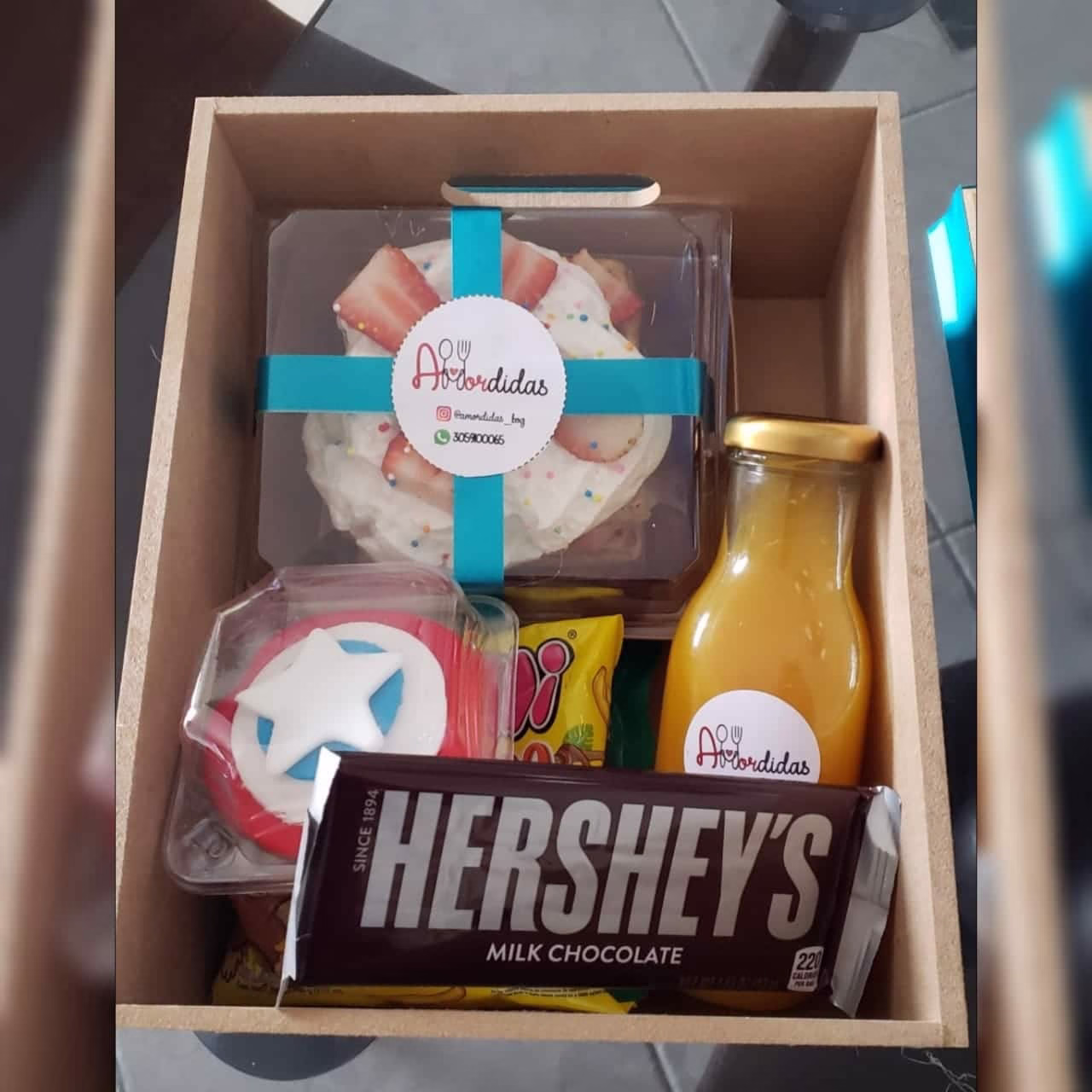 Cajita Dulce: Desayuno sorpresa a domicilio en Bogotá con caja de madera, waffles y globo. - Amordidas
