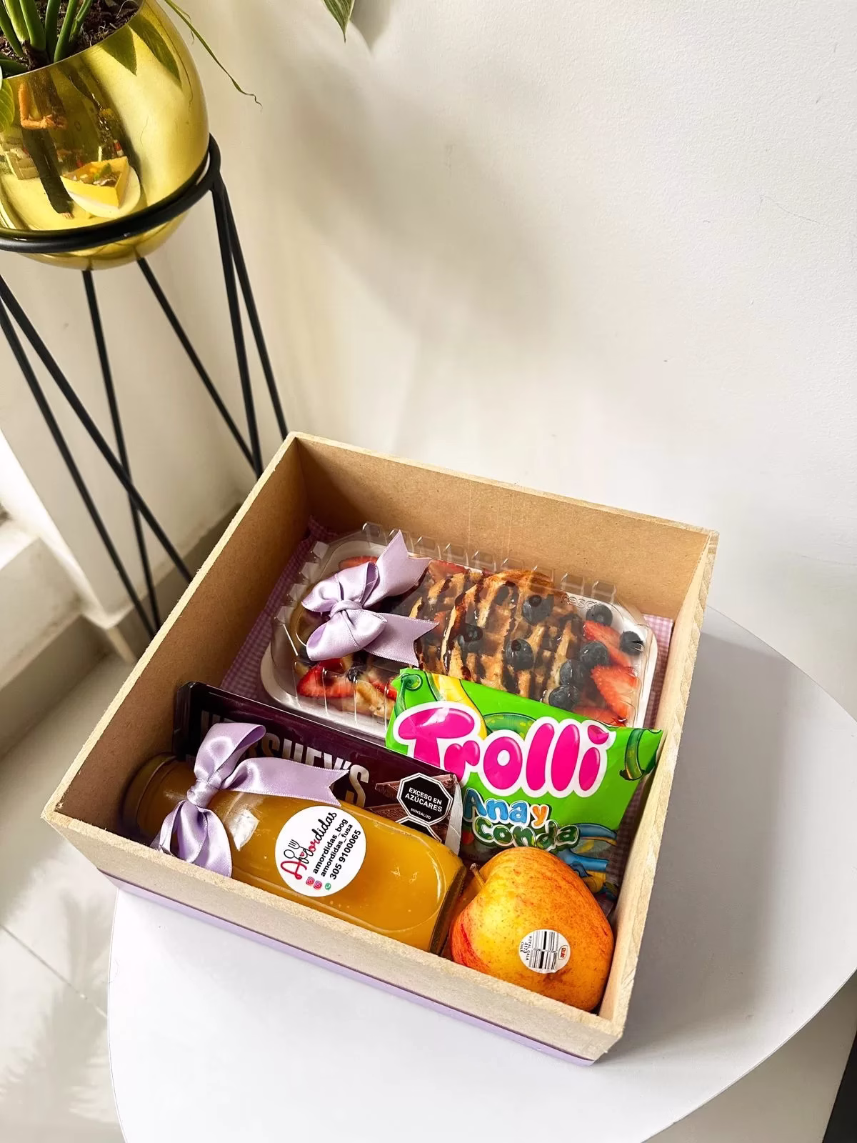 Cajita Dulce: Desayuno sorpresa a domicilio en Bogotá con caja de madera, waffles y globo. - Amordidas