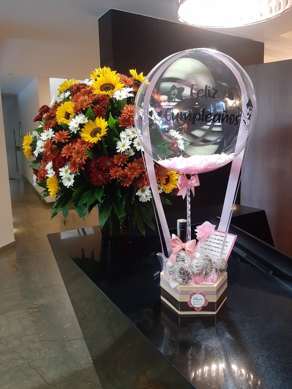 Fresas con chocolate y botella de Baileys en caja hexagonal de madera con globo burbuja. - Amordidas