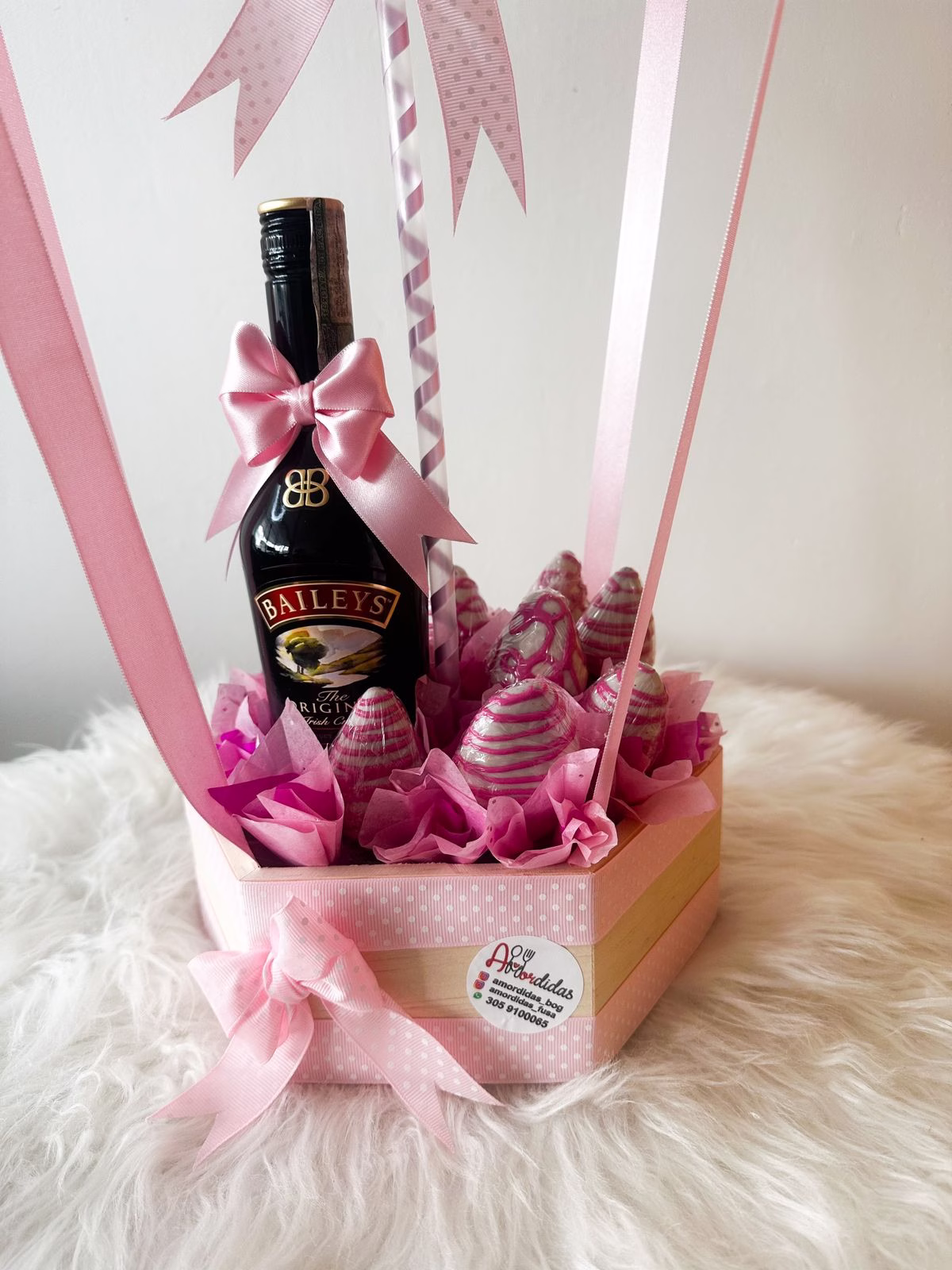 Fresas con chocolate y botella de Baileys en caja hexagonal de madera con globo burbuja.