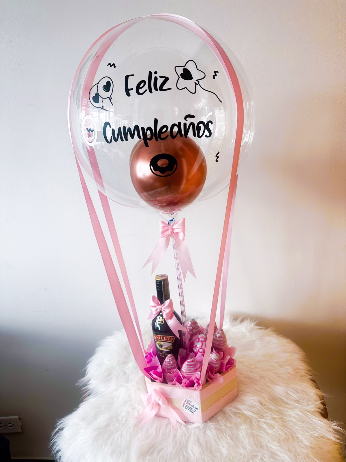 Fresas con chocolate y botella de Baileys en caja hexagonal de madera con globo burbuja. - Amordidas