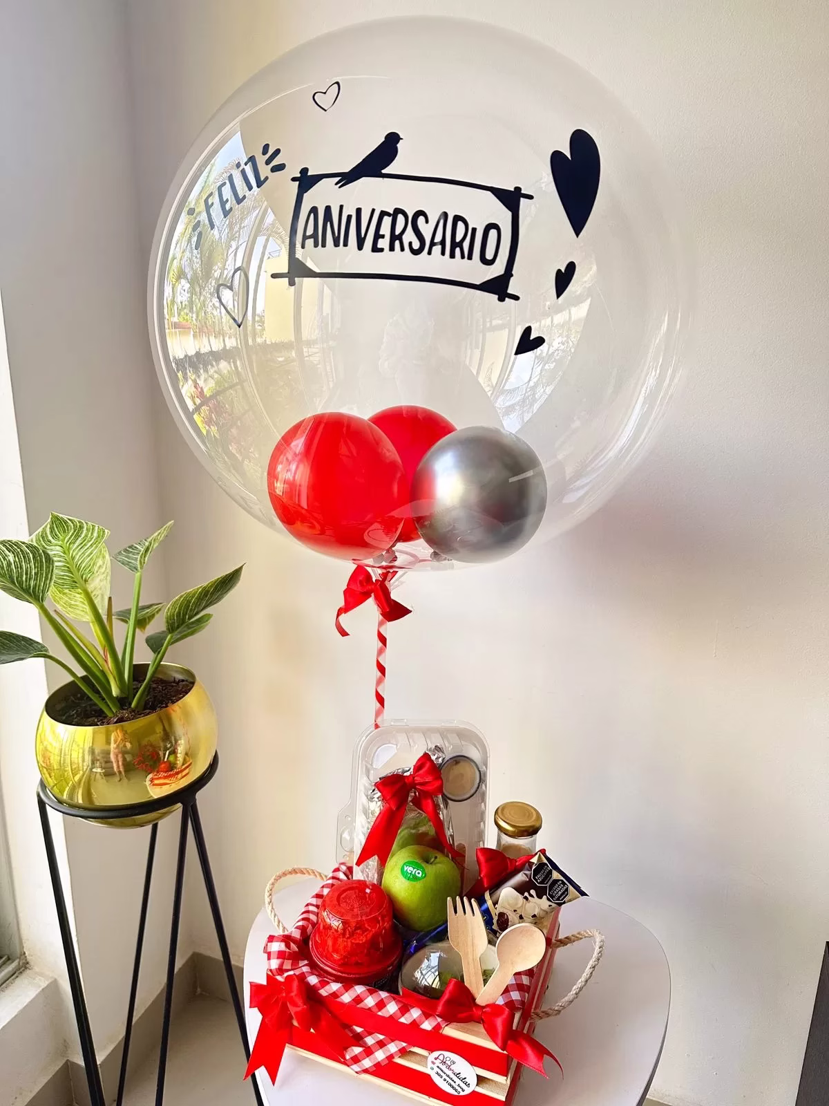 Mini canasta de desayuno sorpresa con globo, sandwich y dulces en Bogotá.