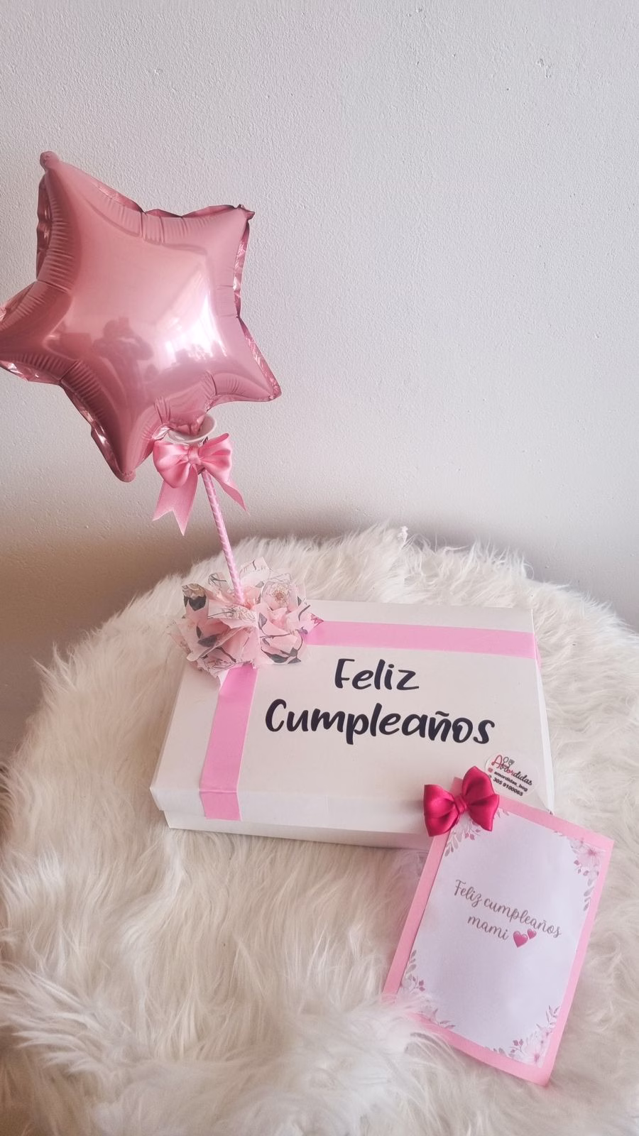Caja de Desayuno Sorpresa Box con sándwich, frutas, jugo y globo de Amordidas en Bogotá. - Amordidas