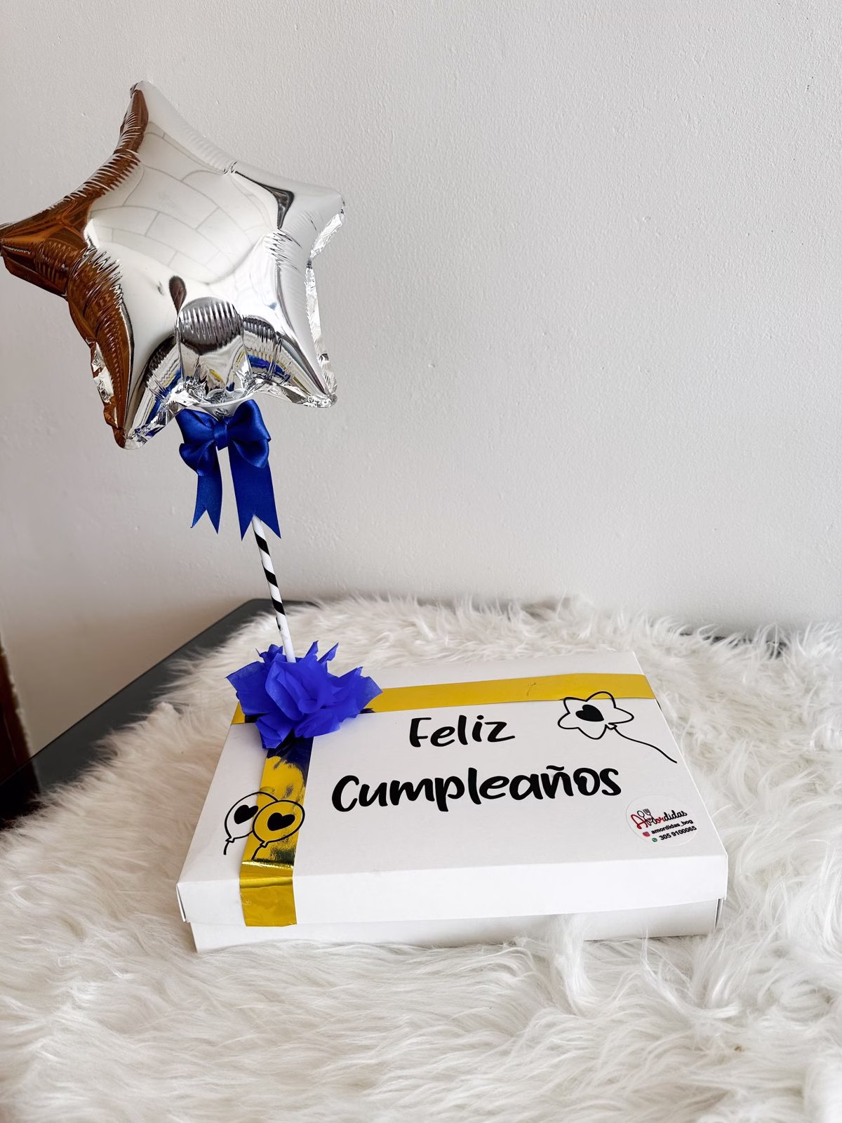 Caja de Desayuno Sorpresa Box con sándwich, frutas, jugo y globo de Amordidas en Bogotá. - Amordidas