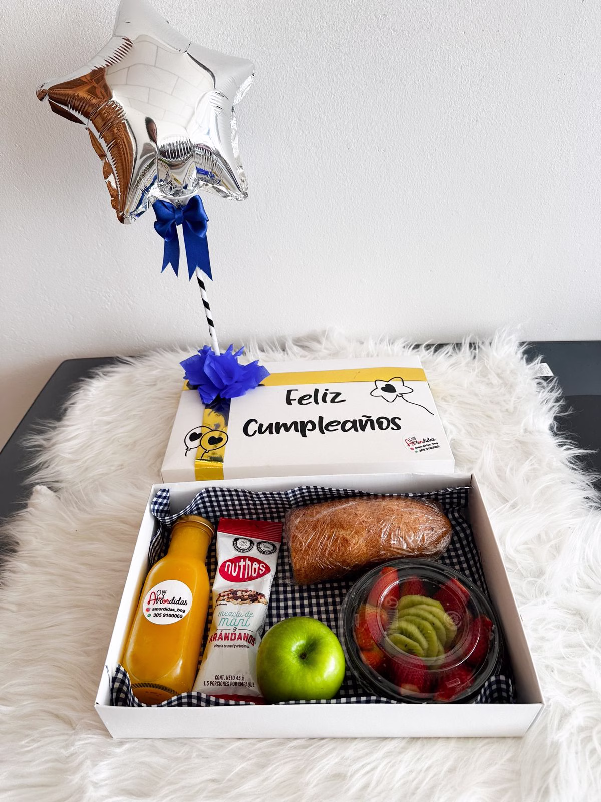 Caja de Desayuno Sorpresa Box con sándwich, frutas, jugo y globo de Amordidas en Bogotá.