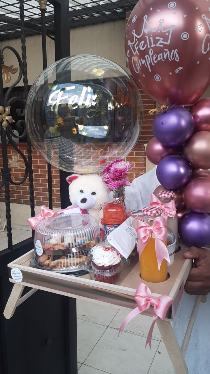 Desayuno Sorpresa Dulce San Valentín con mesa artesanal, globos y waffles en Bogotá. - Amordidas