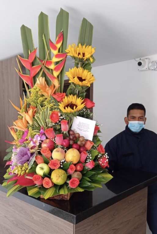 Arreglo de flores frescas con frutas variadas para entrega a domicilio en Bogotá - Amordidas