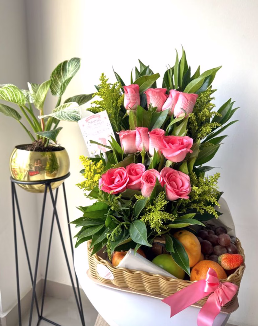 Arreglo de flores y canasta de frutas frescas a domicilio en Bogotá.