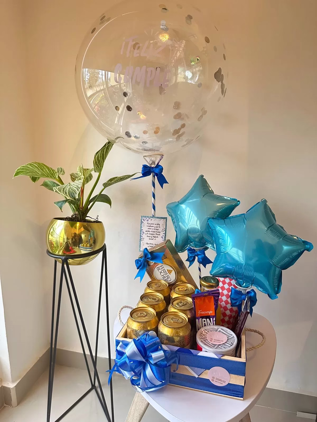 Ancheta temática de cumpleaños con cervezas Club Colombia, Ferrero Rocher y globo burbuja.