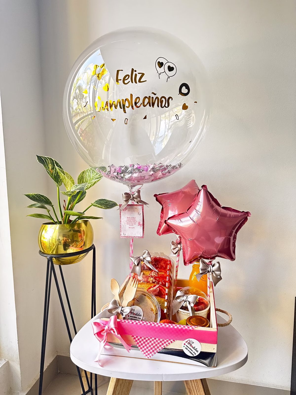 Desayuno Sorpresa Mini Saludable a domicilio en Bogotá con canasta de madera y globo.