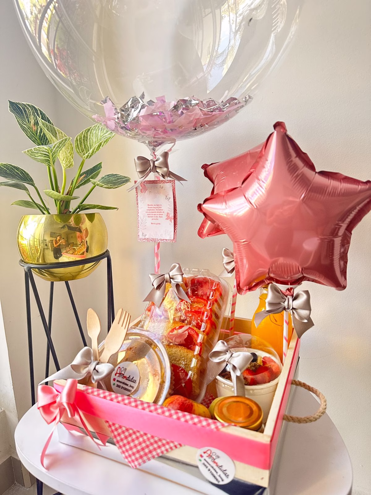 Desayuno Sorpresa Mini Saludable a domicilio en Bogotá con canasta de madera y globo. - Amordidas