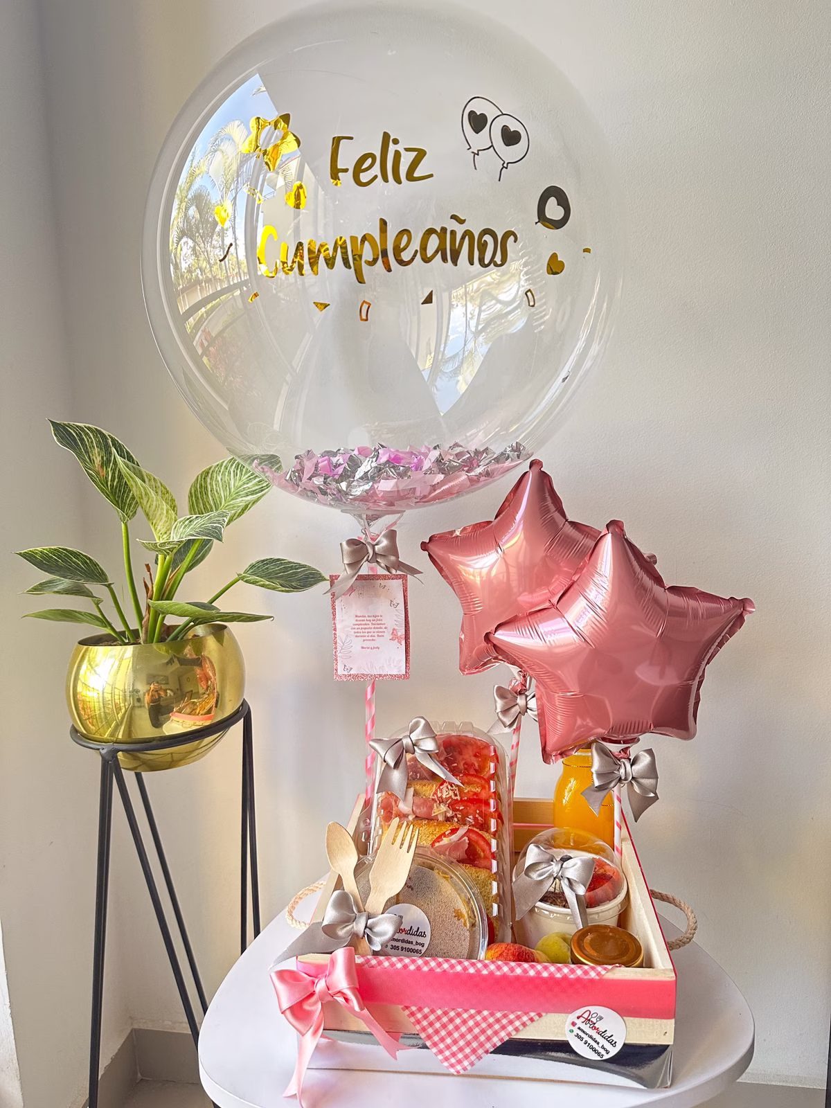 Desayuno Sorpresa Mini Saludable a domicilio en Bogotá con canasta de madera y globo. - Amordidas