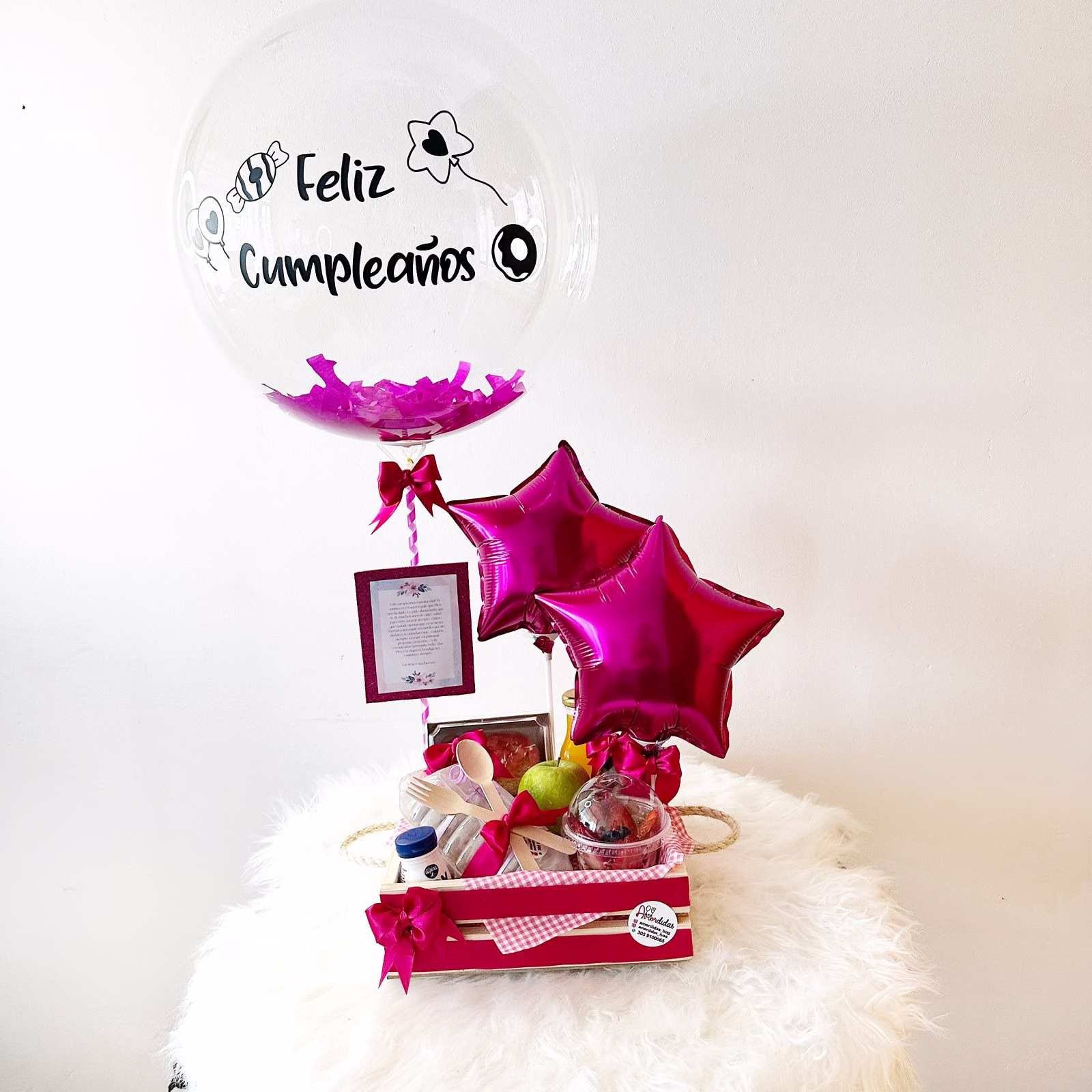 Desayuno Sorpresa Mini Saludable a domicilio en Bogotá con canasta de madera y globo. - Amordidas