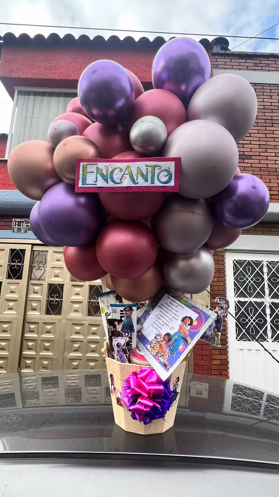 Ancheta de Encanto de Amordidas con balde de madera, chocolates, peluche y globos aerostáticos.