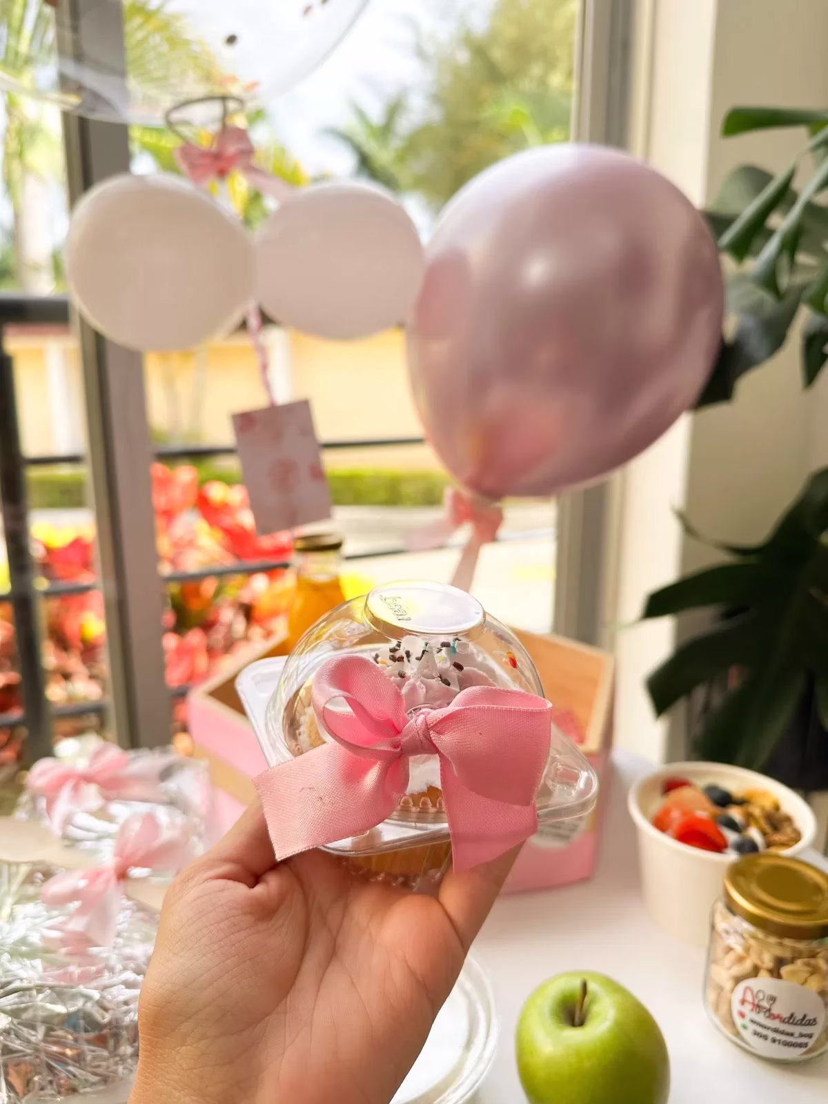 Desayuno Sorpresa Armonía con hexagonal de madera, globo y postres en Bogotá. - Amordidas