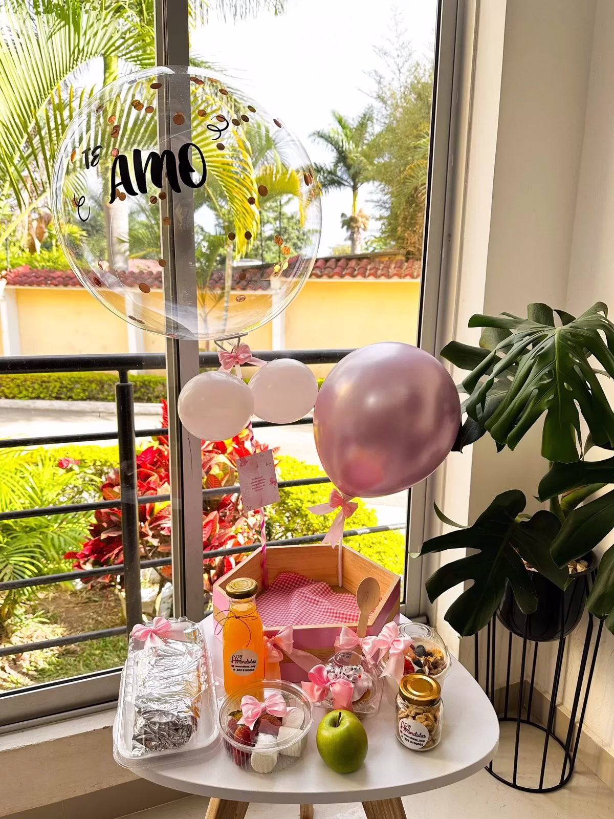Desayuno Sorpresa Armonía con hexagonal de madera, globo y postres en Bogotá. - Amordidas
