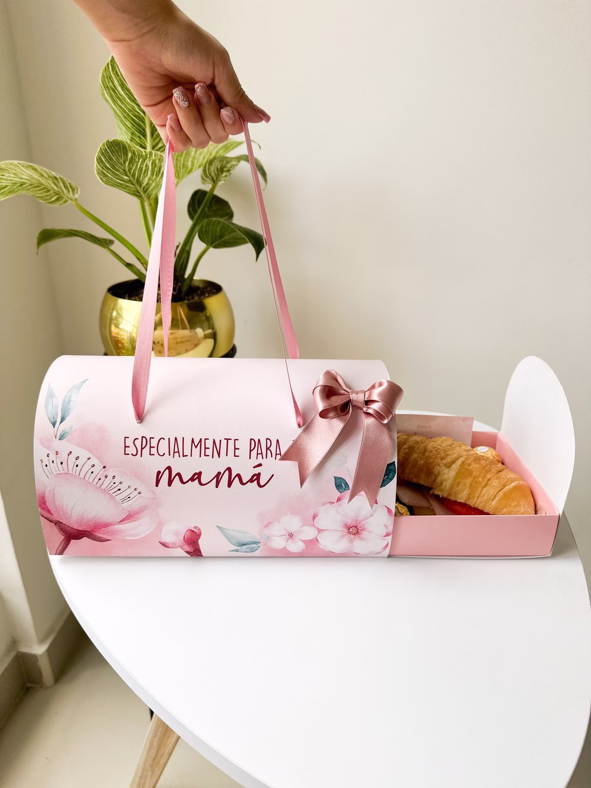 Desayuno sorpresa Buzón Mamá para el Día de la Madre en Bogotá con coctel y chocolates.