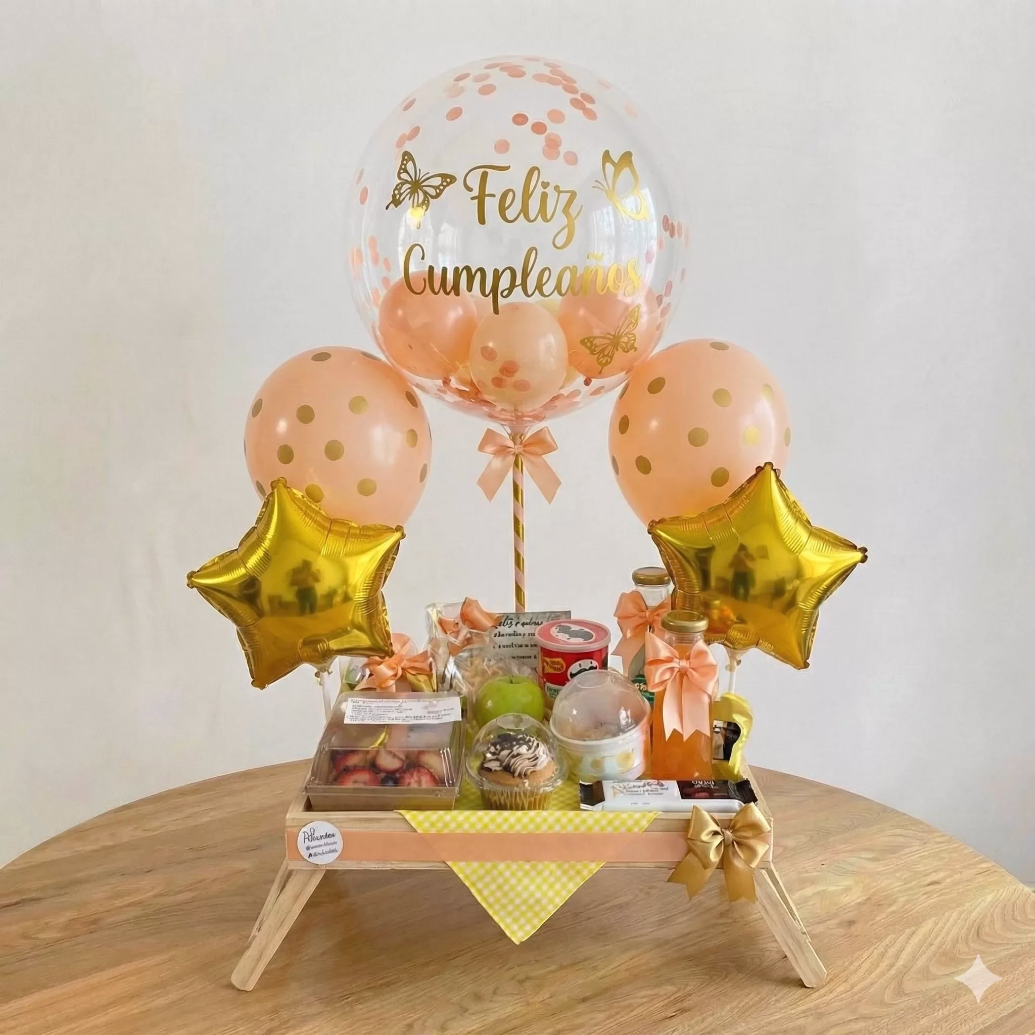 Desayuno sorpresa temático de mariposas para niñas en Bogotá, con globos y detalles.