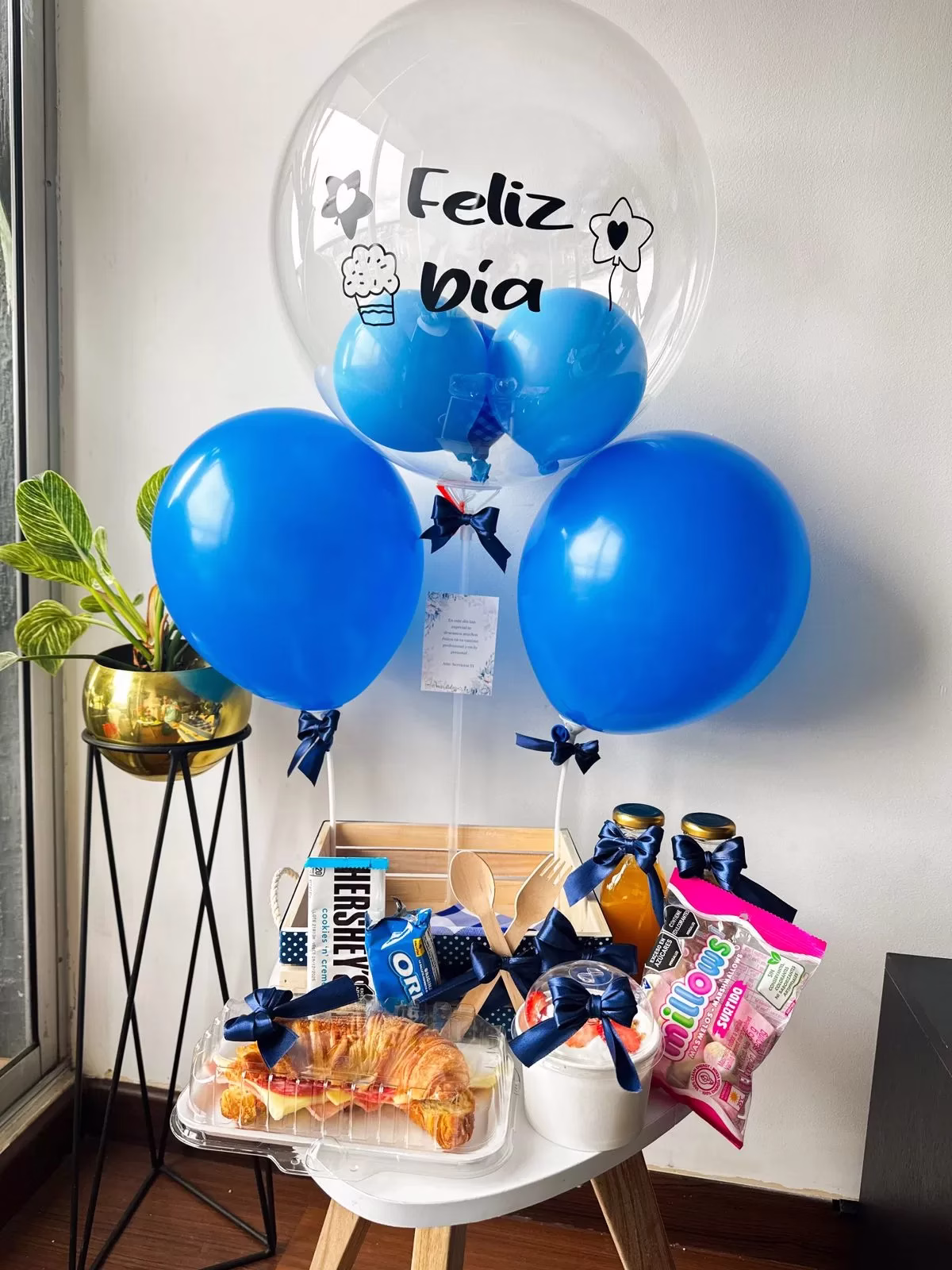 Desayuno sorpresa "Te Amo" en Bogotá con canasta de madera, globo burbuja y deliciosos alimentos.