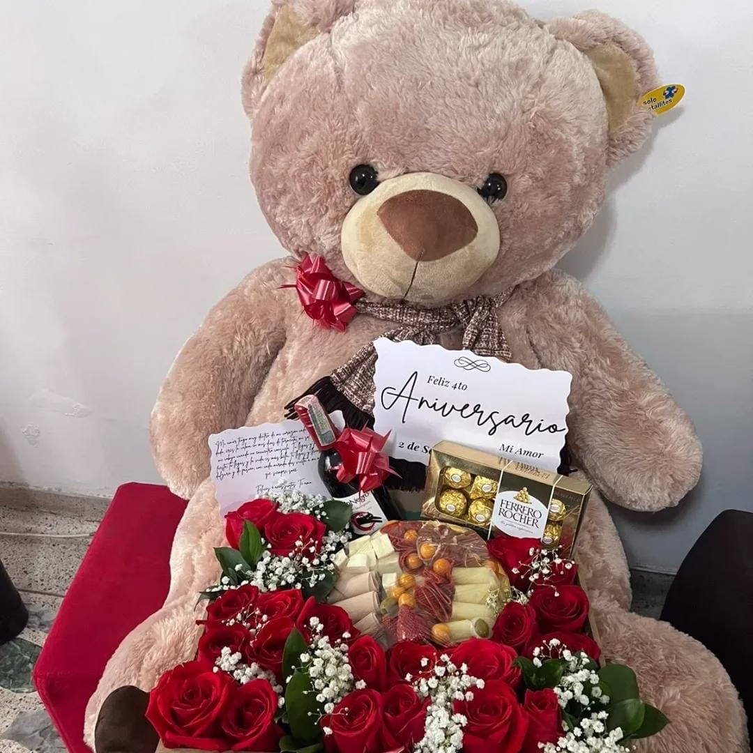 Peluche gigante de 1 metro con 24 rosas rojas en caja de madera, detalles de Amor y Amistad.