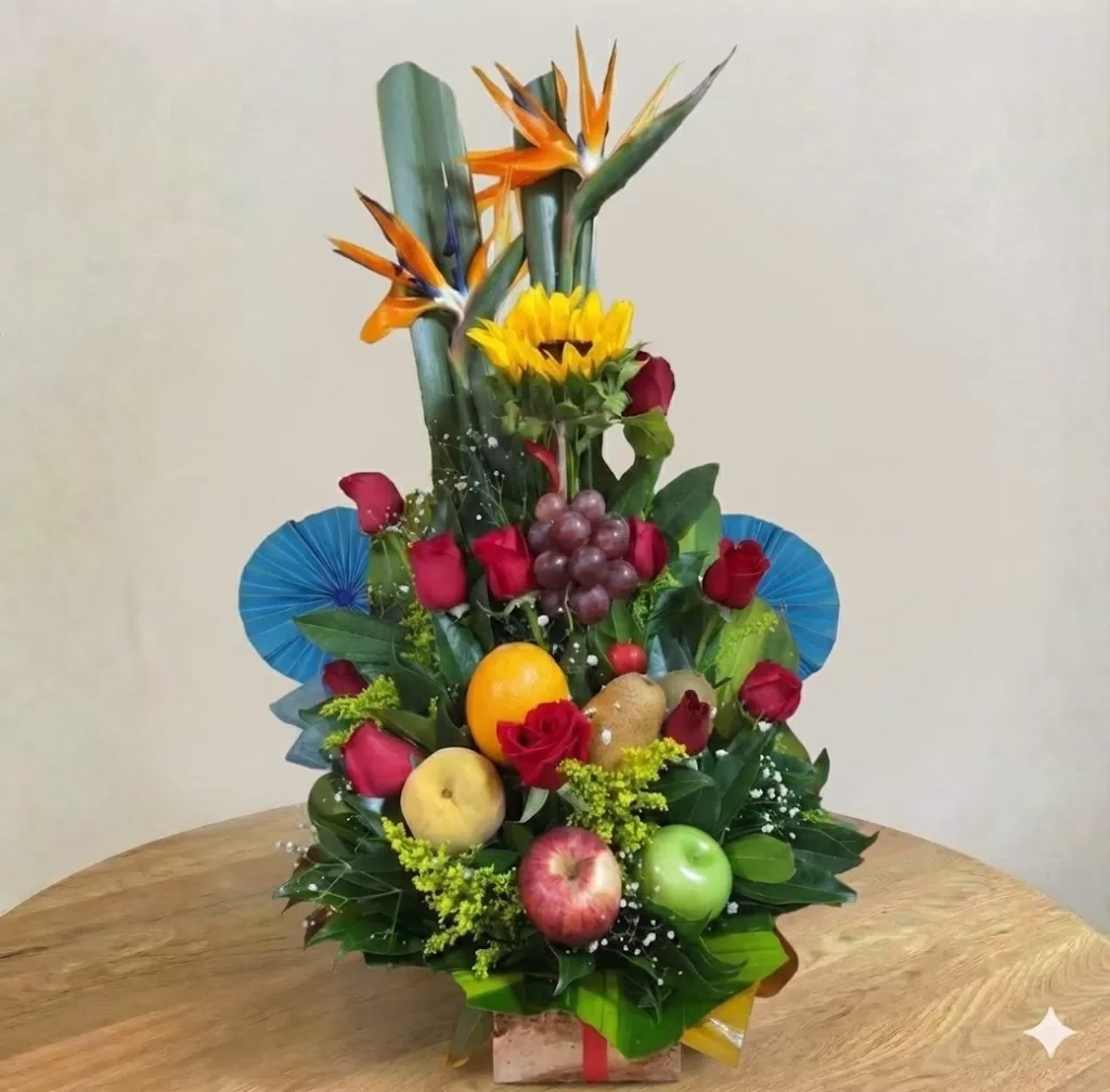 Arreglo pequeño de flores frescas y frutas de temporada para entregar a domicilio en Bogotá.