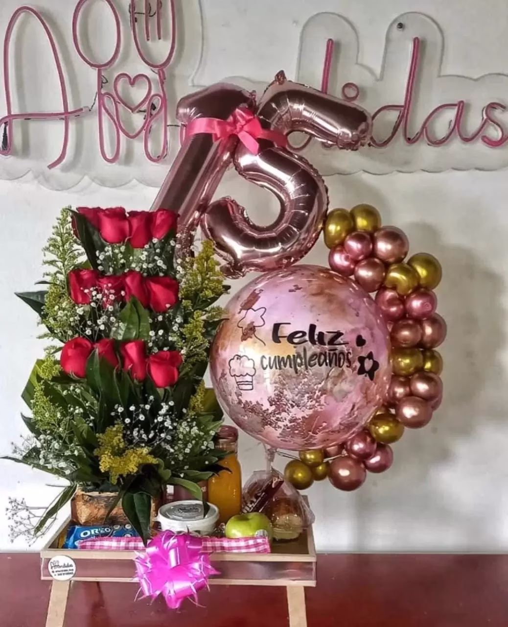 Desayuno Sorpresa de Quince Años con mesa de madera, flores y globos en Bogotá. - Amordidas
