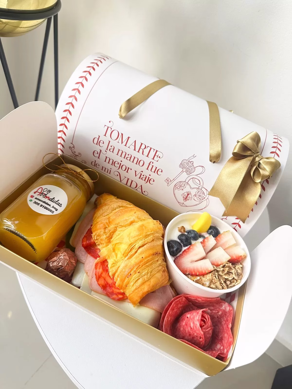 Ancheta Sorpresas Bogotá - San Valentín con caja de buzón, Ferrero Rocher y croissant