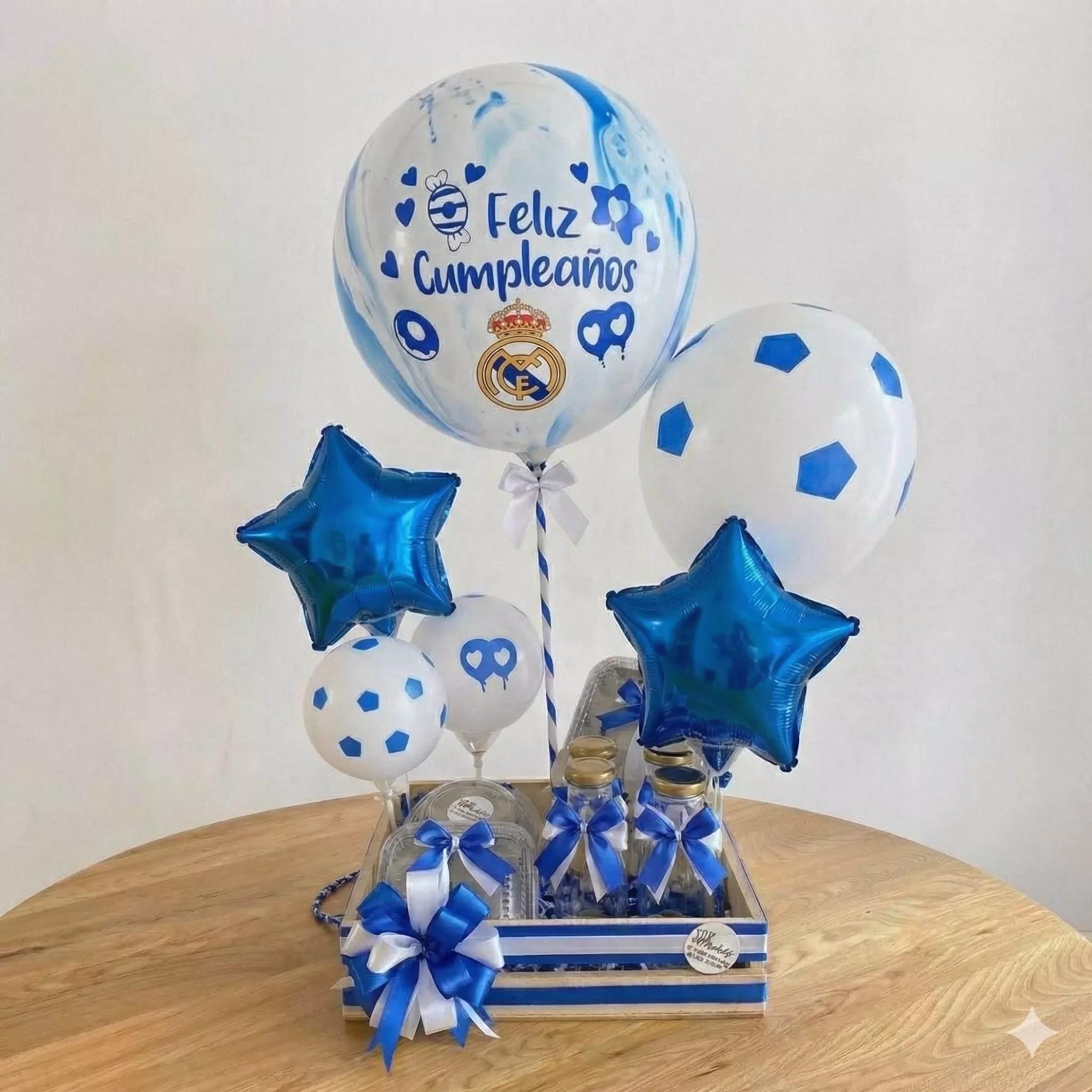 Desayuno sorpresa a domicilio en Bogotá con temática de equipos de fútbol. - Amordidas