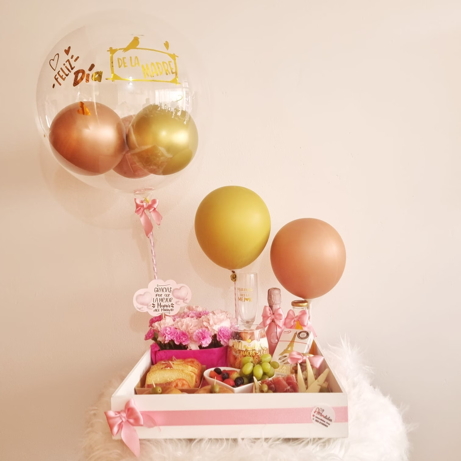 Desayuno Sorpresa Parisino para Mamá con caja de madera, globos y detalles en Bogotá. - Amordidas