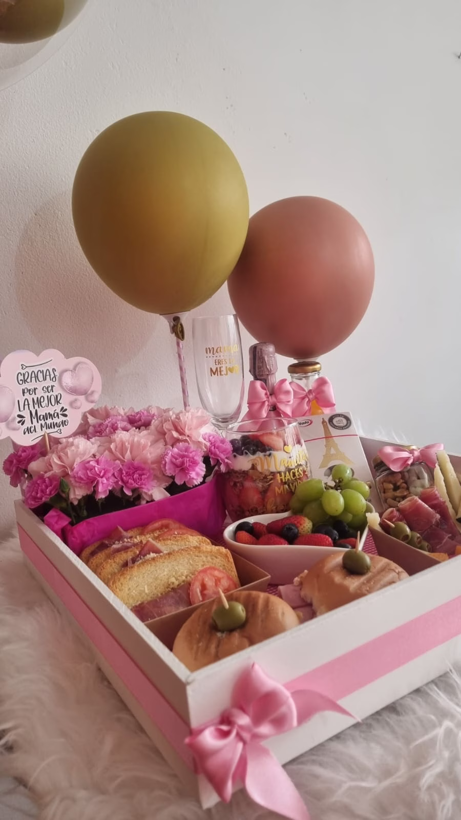 Desayuno Sorpresa Parisino para Mamá con caja de madera, globos y detalles en Bogotá. - Amordidas