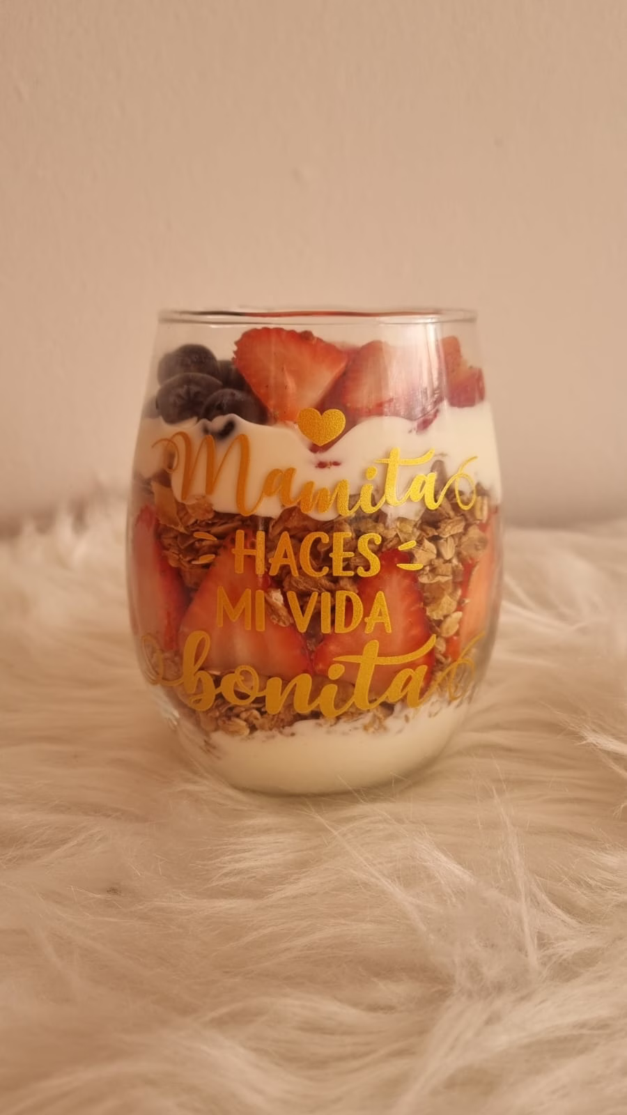 Desayuno Sorpresa Parisino para Mamá con caja de madera, globos y detalles en Bogotá. - Amordidas