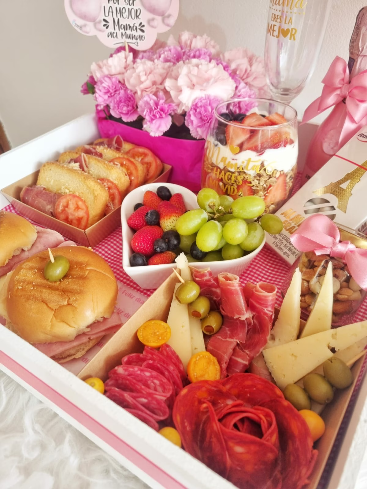 Desayuno Sorpresa Parisino para Mamá con caja de madera, globos y detalles en Bogotá.