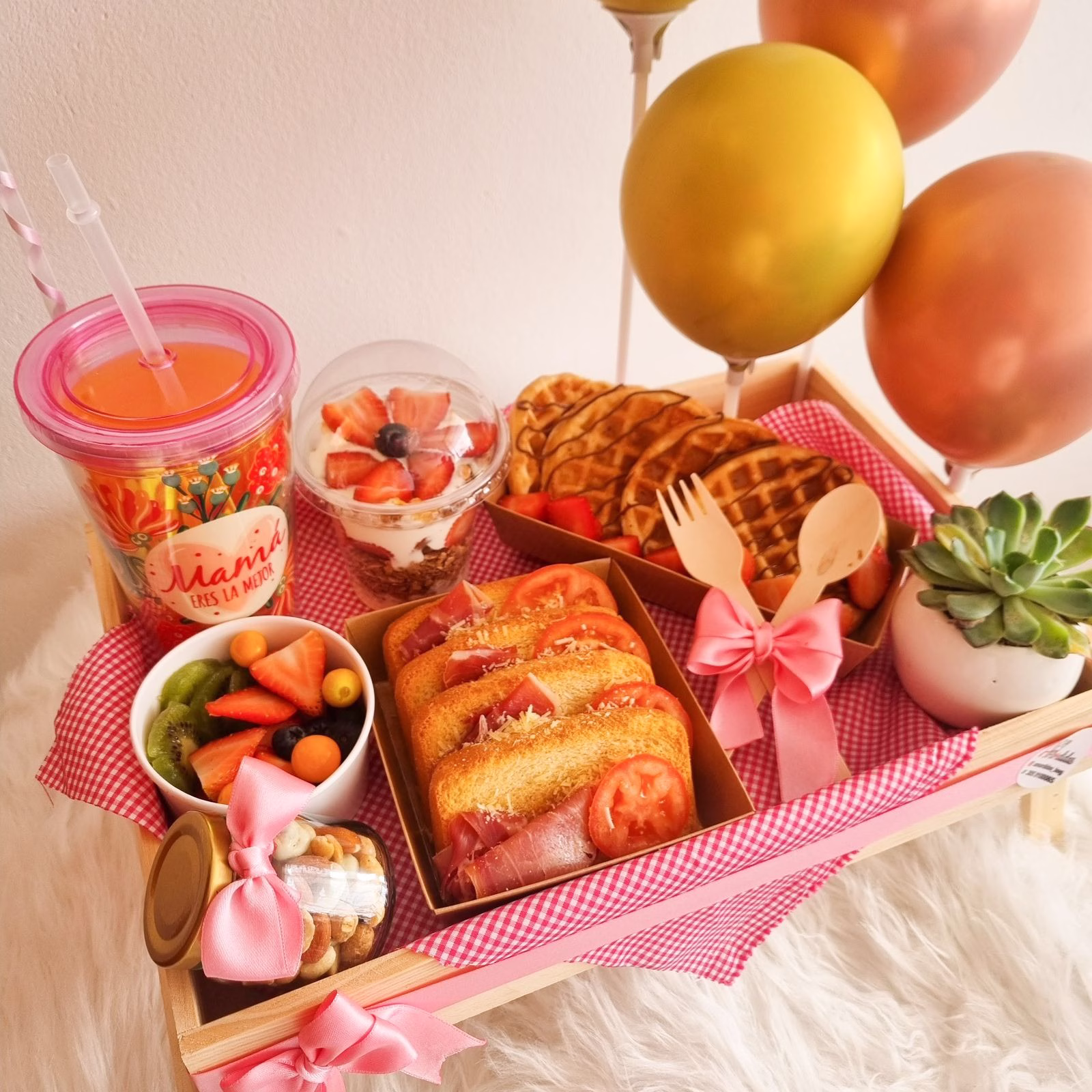 Desayuno Sorpresa "Gracias Mamá" para Día de la Madre en Bogotá con mesa decorada y globo.