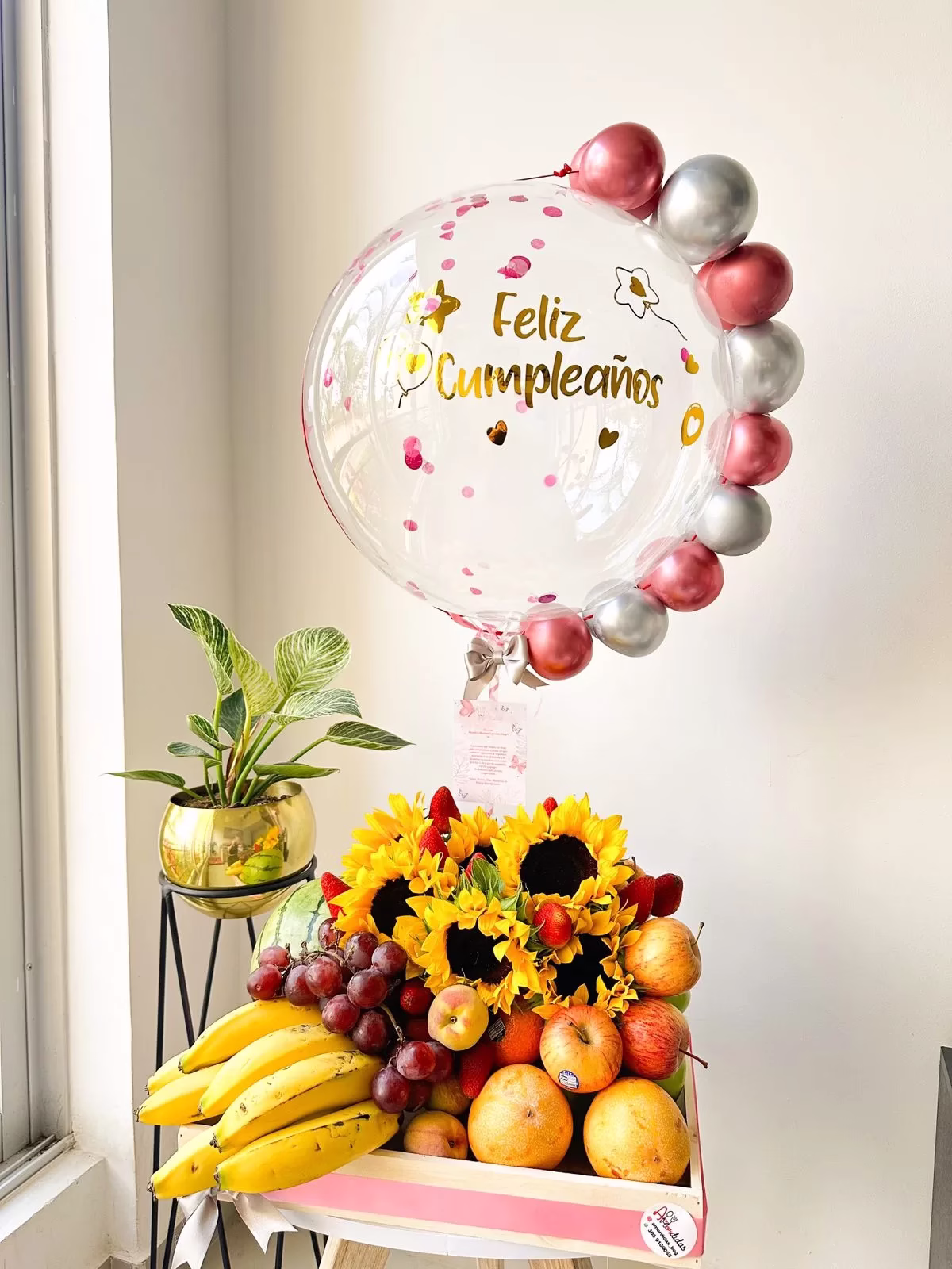 Ancheta de frutas Cosecha Deliciosa con globo y girasoles a domicilio en Bogotá.