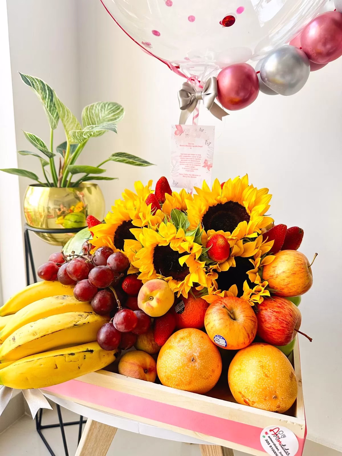 Ancheta de frutas Cosecha Deliciosa con globo y girasoles a domicilio en Bogotá. - Amordidas