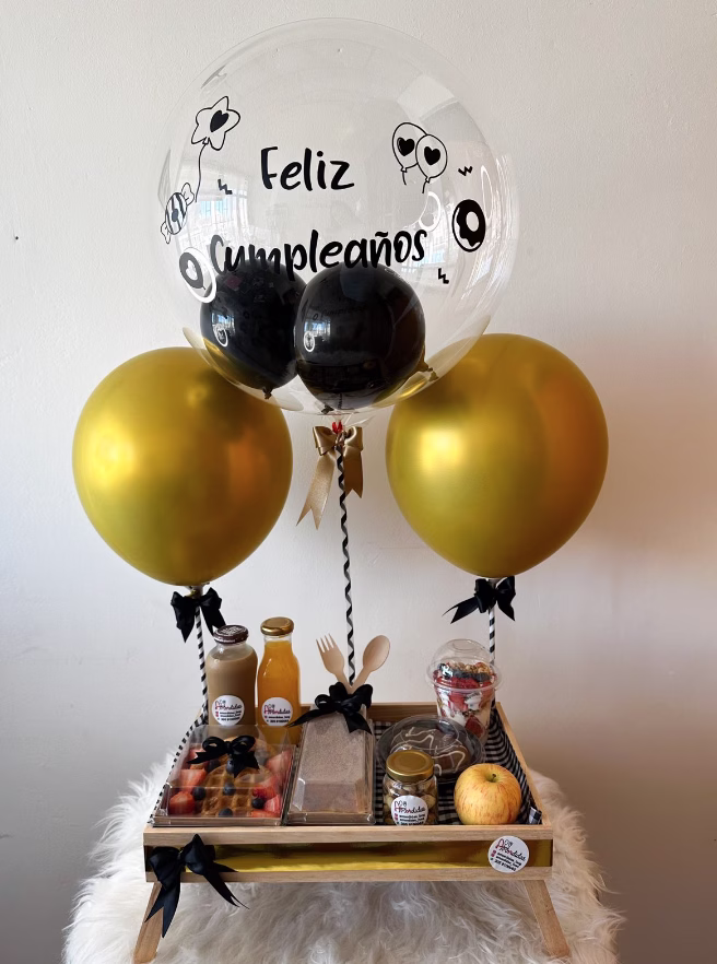 Desayuno sorpresa Rise & Surprise a domicilio en Bogotá con mesa de madera y globo. - Amordidas