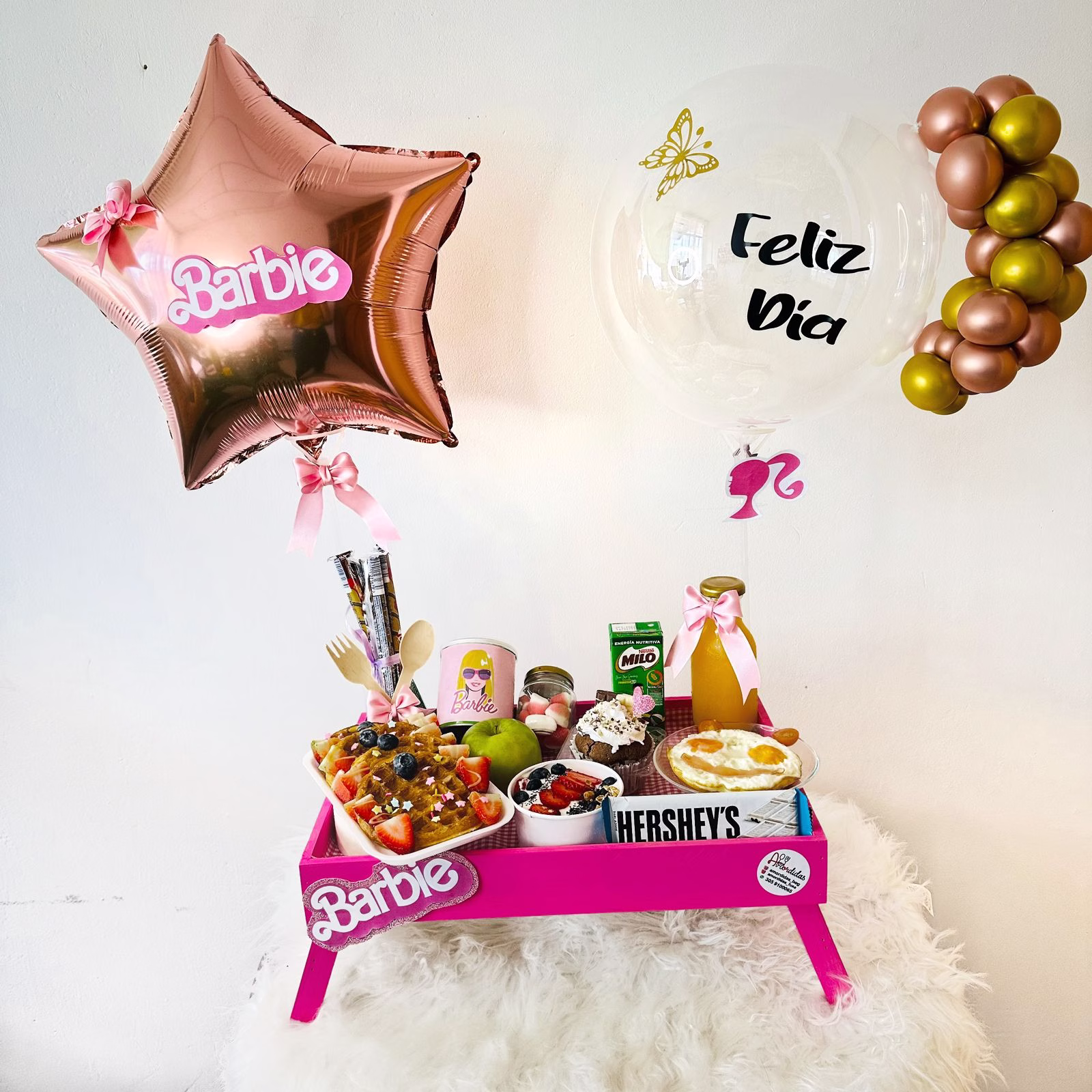 Desayuno Sorpresa Barbie a domicilio en Bogotá con mesa fucsia y globos.