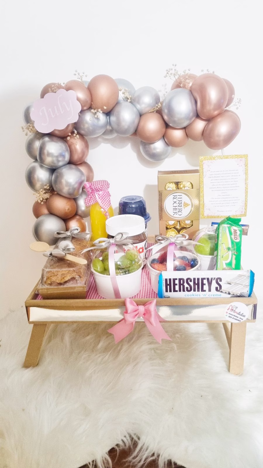 Desayuno Sorpresa Ferrero con mesa fucsia, globos Barbie y deliciosos alimentos a domicilio en Bogotá.