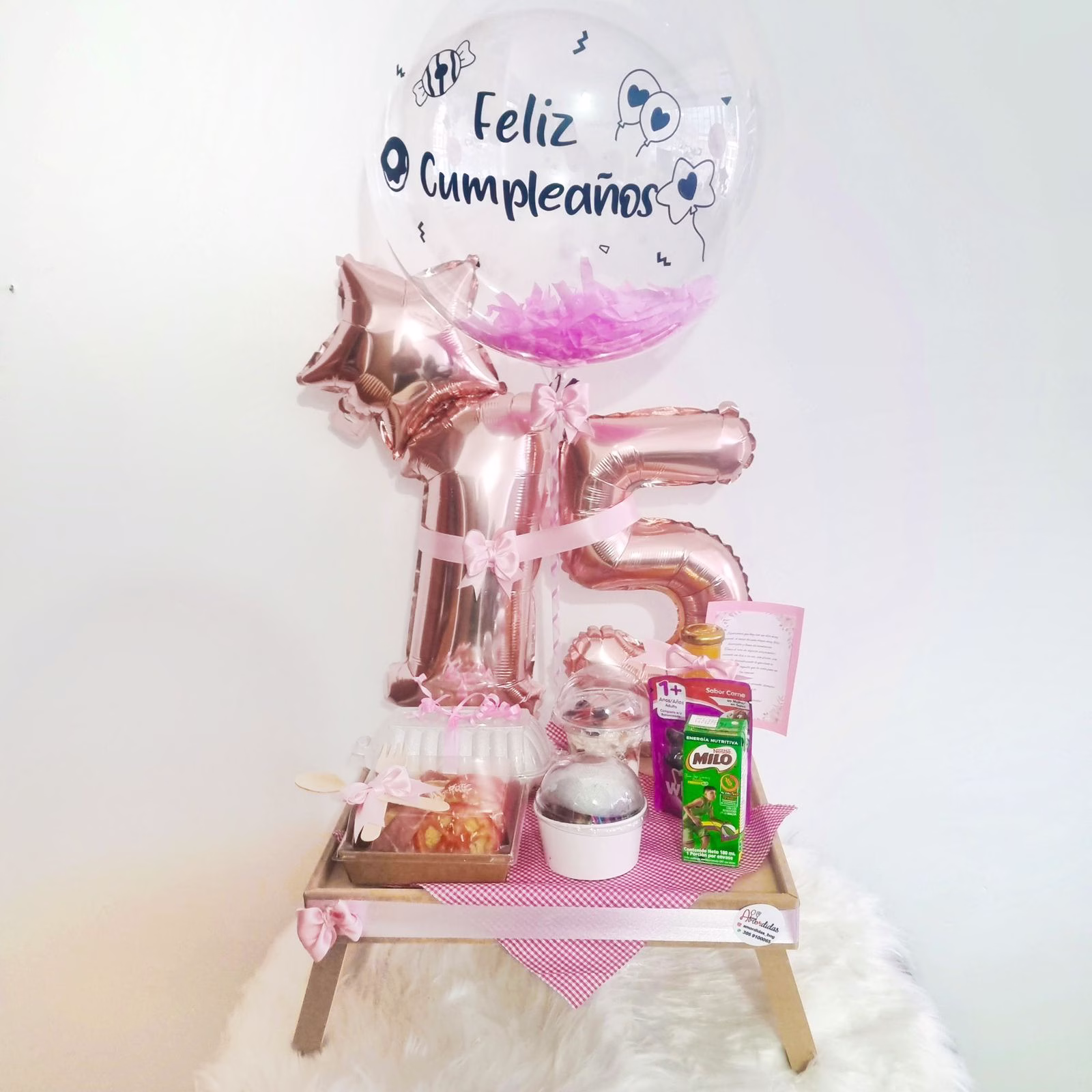 Desayuno sorpresa Miniquince con mesa de madera, globos de número 15 y detalles para quinceañera en Bogotá.