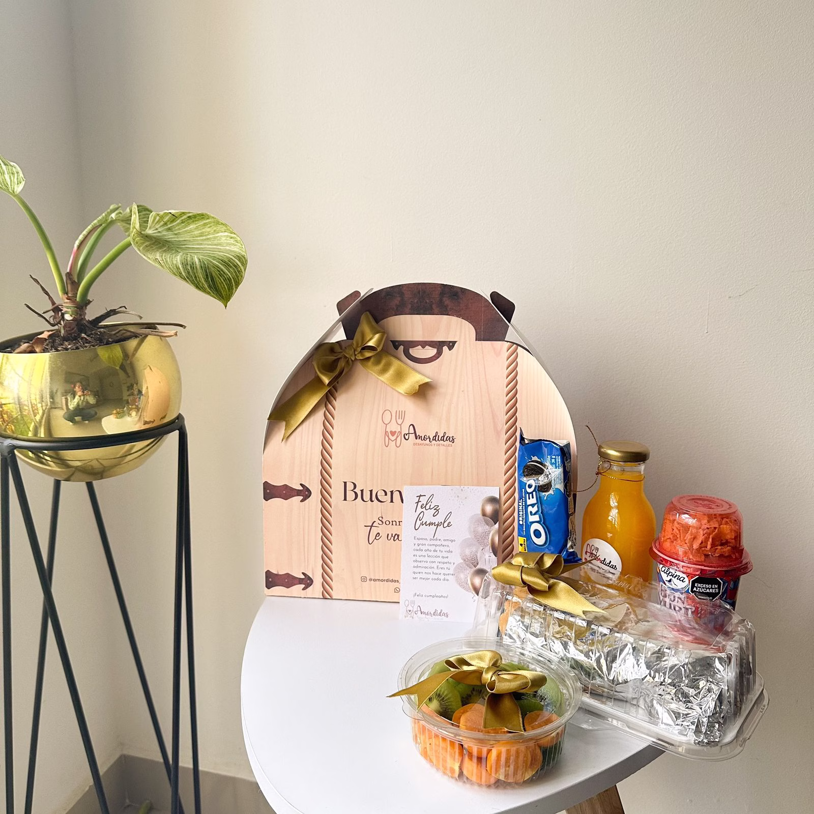 Desayuno Sorpresa Box para Él con caja tipo maletín, jugo, sándwich y fruta en Bogotá.